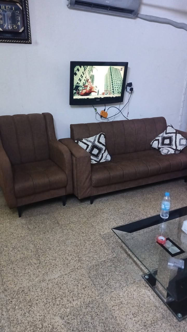 شقه مؤثثه للايجار
كراده داخل قرب الشهادة الجنسيه على ابو نؤاس طابق ثاني عوائل فقط 
ايجارها 550 
***********ابو محمد
