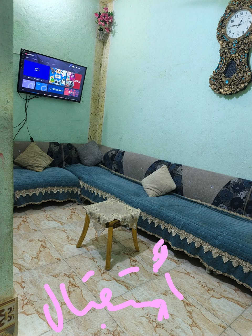 السلام عليكم 
بيت للبيع  بالبشائر بظهر مديرية التربية قريب على الأداره المحليه منطقه حلوه  ع شراعين بصف الركن شارع ٦٠م والشارع الفرعي ١٥ م مساحته البيت ١١٥ واقع حال بالطابوا ٦٨ الواجه ١٣م والنزال ١٠ ونص  البيت بدكوني بي٣ غرف وحده بيها حمام داخلي وصاله ومطبخ وأستقبال وصحيات الاستفسار ‏‪***********
