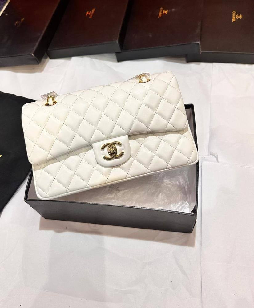 حقيبه شانيل ماستر كوالتي حجم وسط ختم حديد باريس مع كارت ودست باك  سعر ٣٩


**إذا كنت صاحب هذا الإعلان وتريد حذفه لأي سبب، رجاءا أرسل رسالة إلى الدعم الفني**