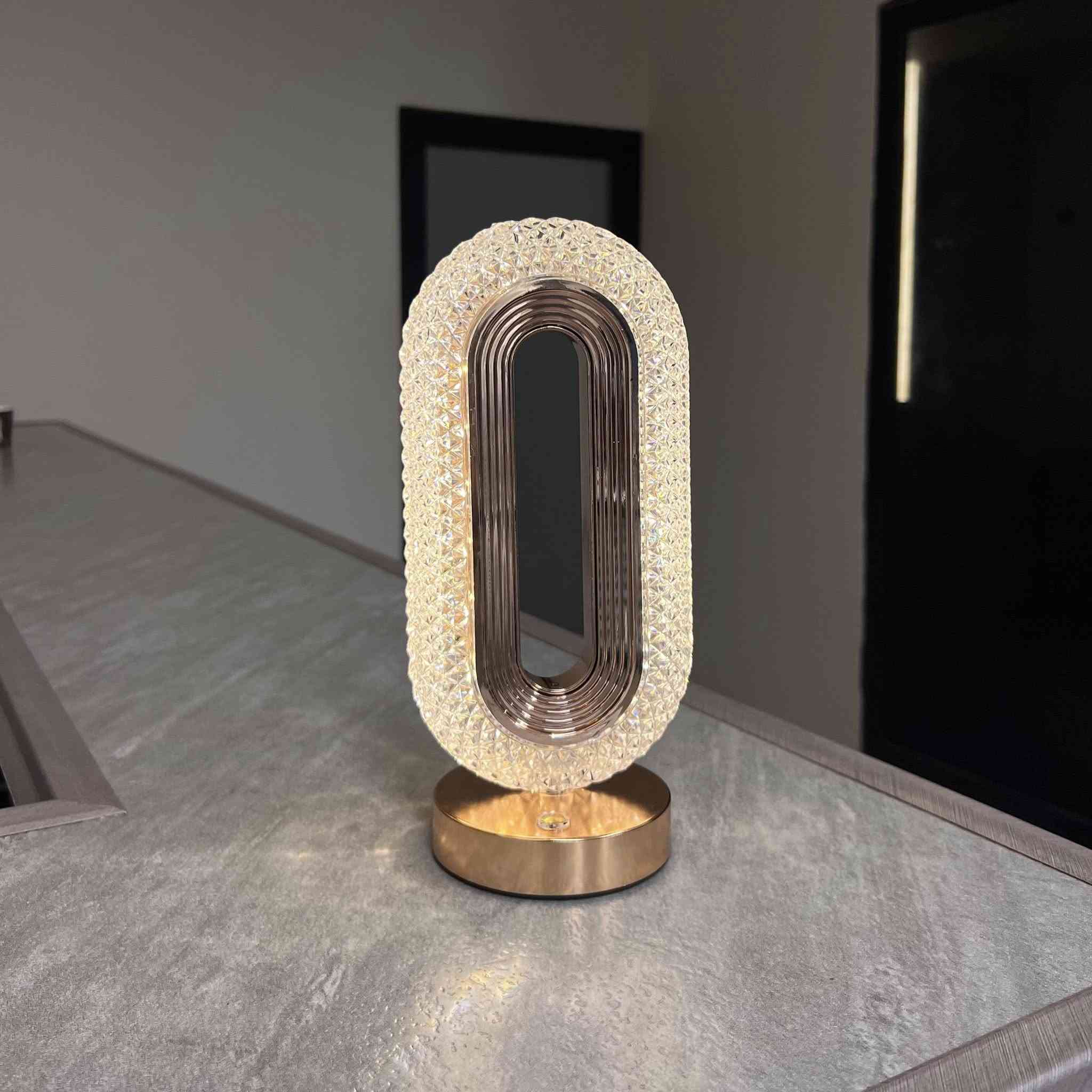 مصباح طاولة كريستالي LED قابل للشحن – إضاءة RGB مع تحكم باللمس
المميزات:
• تصميم كريستالي أنيق يناسب غرف المعيشة، النوم، والدراسة

• إضاءة LED موفرة للطاقة بقدرة قصوى 1 واط

• يدعم إضاءة RGB مع تغيير ألوان الإضاءة

• إمكانية تعتيم الإضاءة (Dimming)

• 3 مستويات لشدة الإضاءة

• تشغيل وتحكم عن طريق اللمس

• بطارية قابلة لإعادة الشحن عبر USB

• زمن عمل للبطارية يصل إلى 12 ساعة 

المواصفات:
• مصدر الإضاءة: LED
• القدرة القصوى: 1W
• نوع الإضاءة: RGB
• مستويات الإضاءة: 3 درجات
• التحكم: لمس
• البطارية: قابلة لإعادة الشحن
• مدخل الشحن: 5V / 2A
• مدة عمل البطارية: حتى 12 ساعة


**إذا كنت صاحب هذا الإعلان وتريد حذفه لأي سبب، رجاءا أرسل رسالة إلى الدعم الفني**