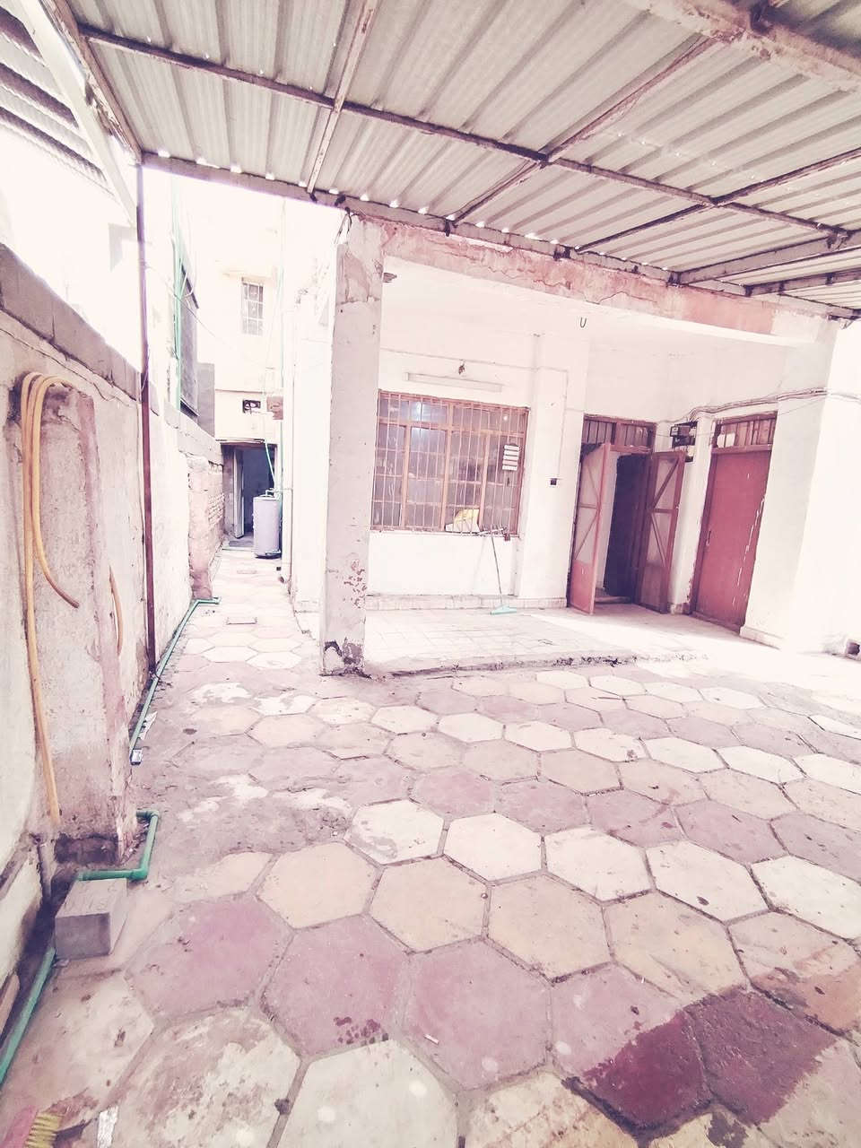 طابقين
المساحة 220 متر

يحتوي 4 غرف نوم
توجد غرفة جبيرة طولها 9 متر

مطبخين
حمامات ومرافق
استقبال
ديوانية
كيزر ماطور
كراج للسيارة
حديقة
سقيفة
سطحين
تانكين طنيين
كهربائيات مجاري سليمة....

العنوان // الجنينة / قرب السوك/ شارع مصلحة
***********
