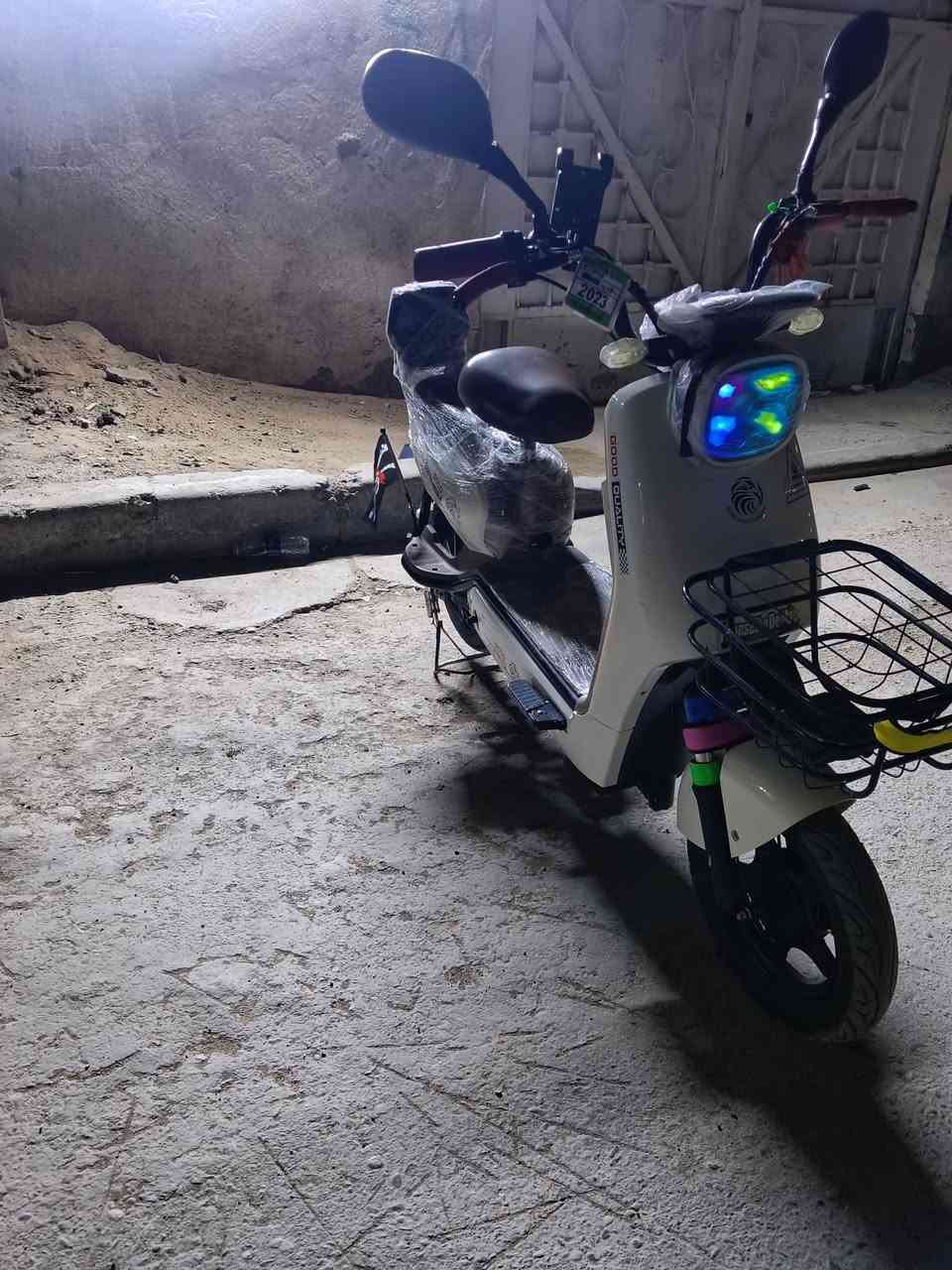 السلام عليكم
دراجه شحن للبيع 
السعر 250 وبيها مجال قليل 
الدراجه نضيفه 
شوفت عينك 
المكان بغداد البلديات 
رقم ***********
