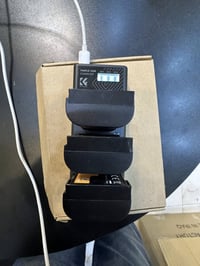 بطاريات • شاحن