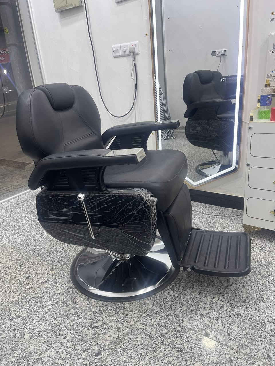 السلام عليكم صالون متكامل للبيع جديد مكفول من الخدش لاستفسار ***********
