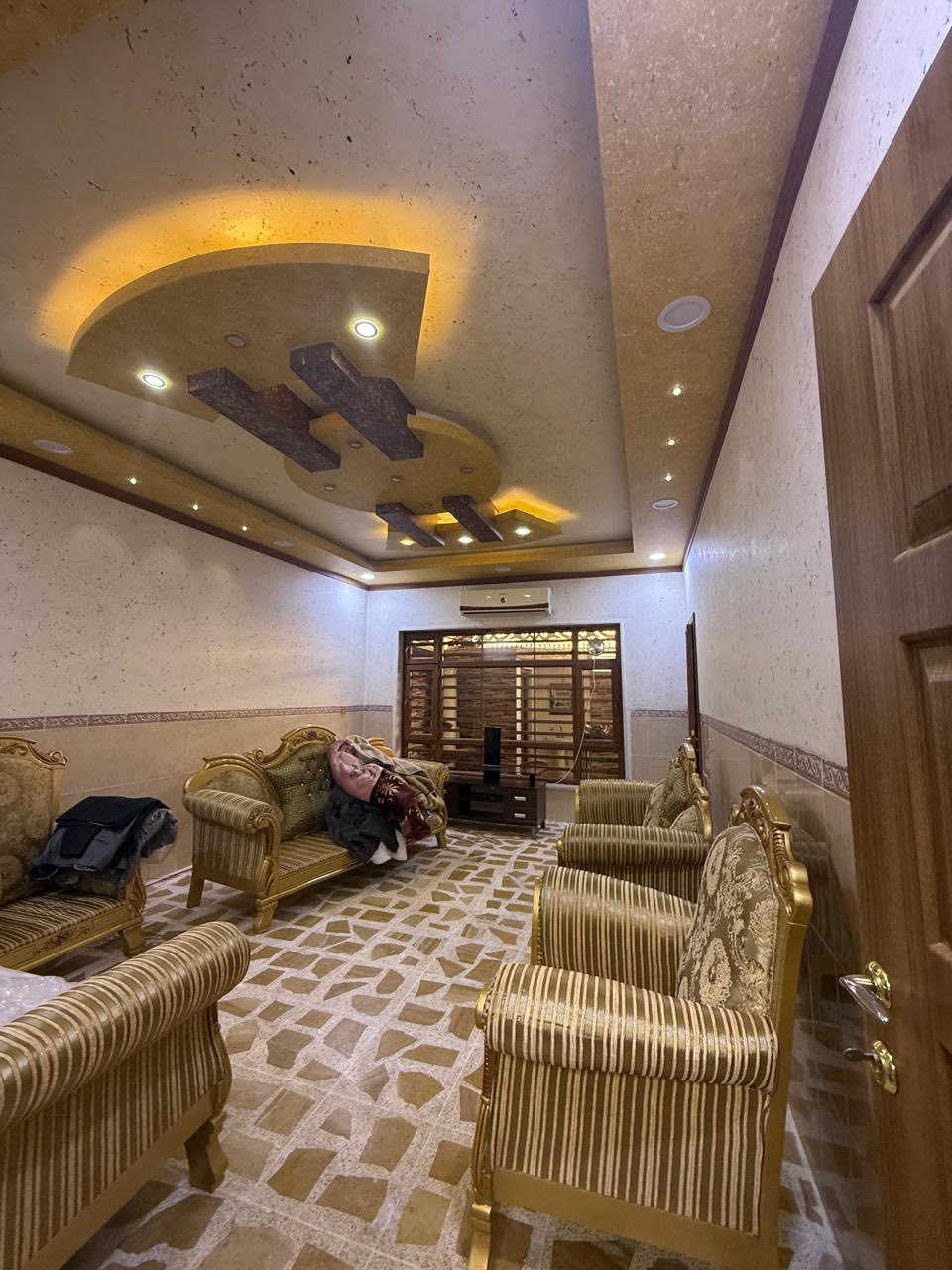 صور داخل اكثر من تعليق 
منزل ٢٠٠ متر  للبيع في #اربيل حي #هفالان 
مساحة:٢٠٠م #قرب_سايدن_مناره موقع راقی جداً
يتكون من:٥ غرف نوم  
صالة
مطبخ
مجموعة صحيات 
كراج+حديقة
للاستفسار يرجى التواصل على ارقام الهاتف:
***********واتس

***********
