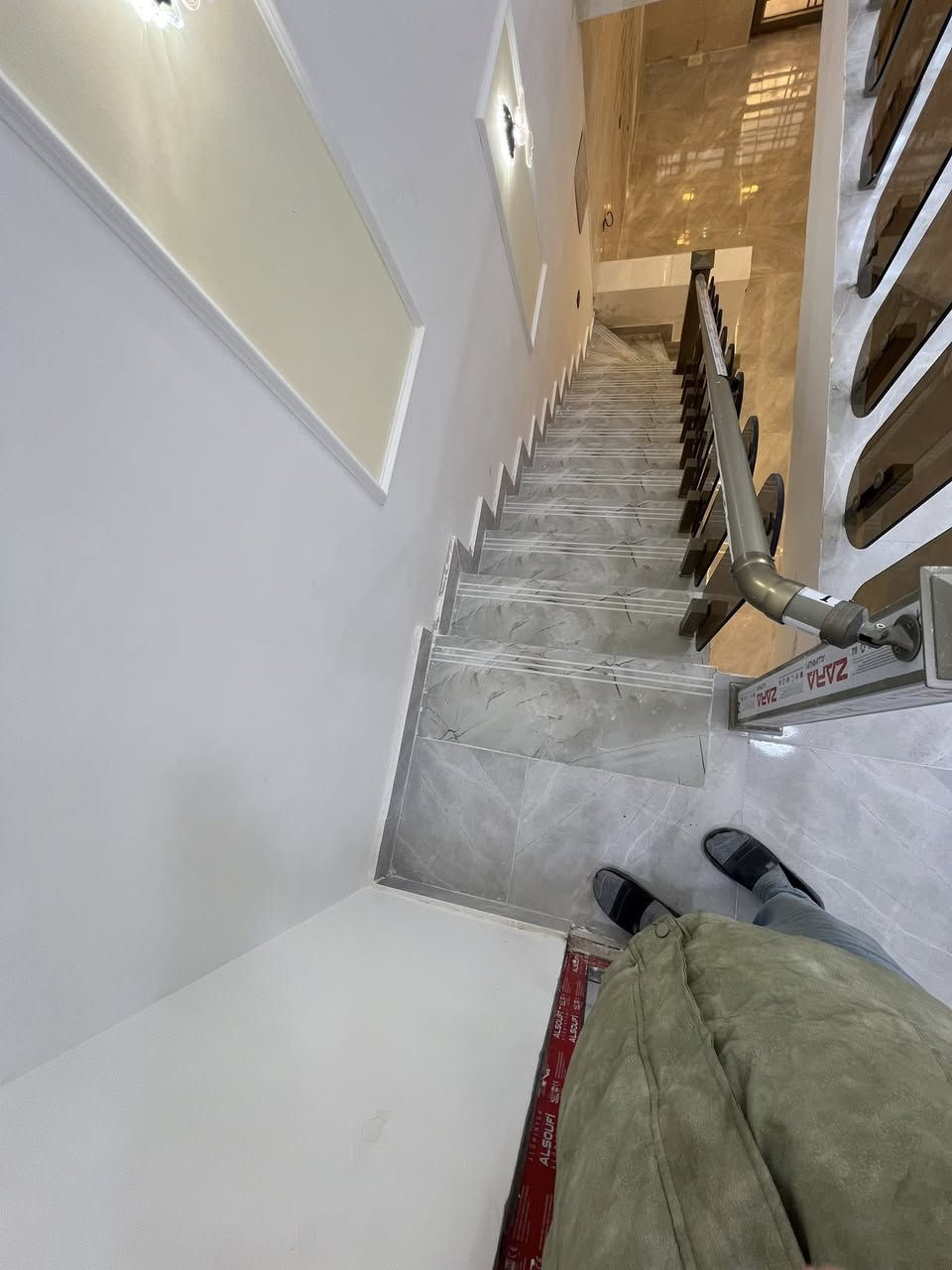 السلام وعليكم دار للبيع المساحة 100متر طابق ونص مفول يحتوي على صالة ومطبخ وحولي كبير وغرفتين نوم وحمام عدد 3 البيت نظام ديكورات جبسن بورد ونظام كامرات شغل درجئ اولى باسمي مباشر تنازل شركة الموقع الدورة البوعيثة مجمع السلطان الثالث رابع عن الشارع العام تفاصيل اكثر  للاستفسار (***********)
