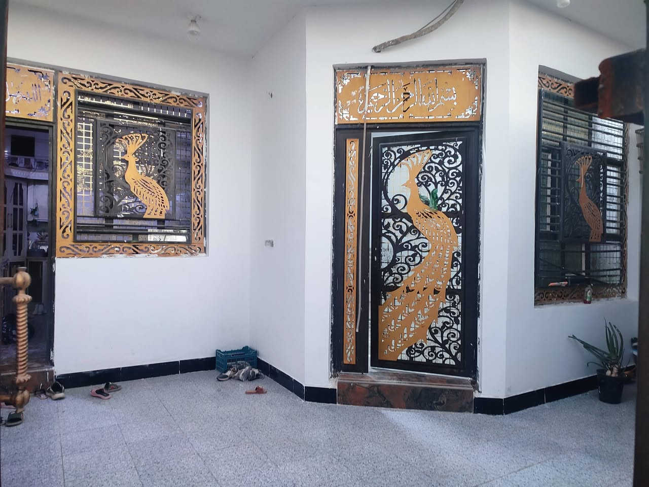 السلام عليكم ورحمه الله وبركاته 
بيت للبيع على الحولي وجه مساحه 150متر طابو صرف رقم القطعه 15/681 
رقم المقاطعه 38
بناء جديد صب كونكريت ..طابق واحد
يحتوي على استقبال وصاله وغرفه ومطبخ وحمامات داخليه و خارجيه..علمآ البيت هوه ولاثاث 
كامل كاونتر وملحقاته طباخات وقناني وسبلت عدد ثلاثه غرفة نوم ثلاجه ومجمده...وووو كل الملحقات بالكامل مجهز حته بالكاميرات .. اي استفسار السعر مراسله الصفحه او الاتصال
 ***********
