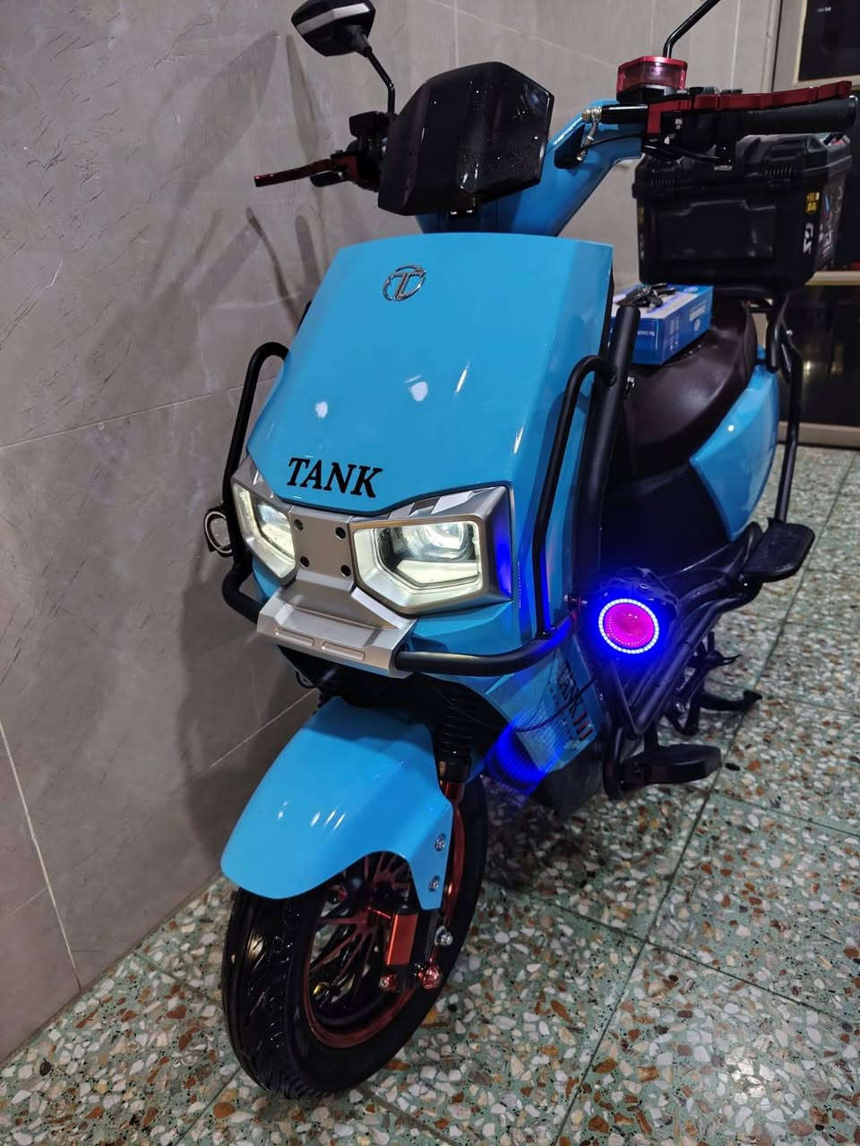 سلام عليكم دراجه سكنس تانك غنيه عن التعريف .استعمال اقل شهر ضمان .
بلوتوث صوت تحكم 
6 بطاريات كبار .
نظام 4 سرع .
سرعه 99.
نظام P.
نظام رجوع لخلف R.
تشغل بصمة عدد2 +كرت شاشه .
حجم الويل 90.90.12..
السعر 800 وبيها مجال .
مكاني ابو غريب مجاور مجمع بدور بغداد السكني .
***********
*********** متوفر واتساب
