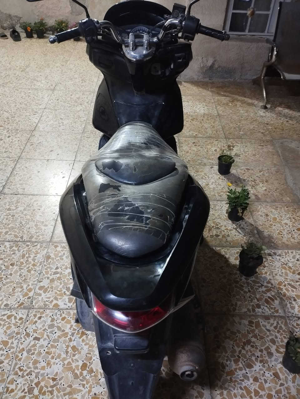 سلام عليكم 
عندي pcx للبيع دراجه نضيفه وحلوه محرك ناعم كهربائيات 
شغاله ستان حساس    
الكوت العزة القديمة ***********
