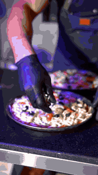 "البيتزا واللحم بعجين اللي تعجبك… الطعم اللي فعلاً يشبعك 😋🔥
اختار نكهتك وخليها توصلك ساخنة وهشّة!

📍 حي الحدباء – سايدين البحرين
📞 *********** – ***********"
#مطاعم #الموصل #ترند
