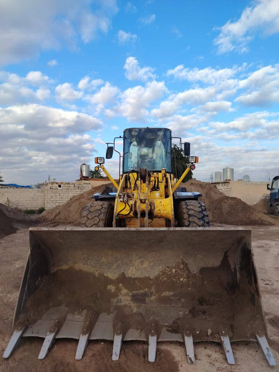 عمي السلام عليكم شفل كوماتسو للبيع مكفول كفاله عامه دتفئه تبريد حصه كاز رقم الماني كركوك موديل 2001مكان كركوك الستفتار عل رقم ***********=***********
