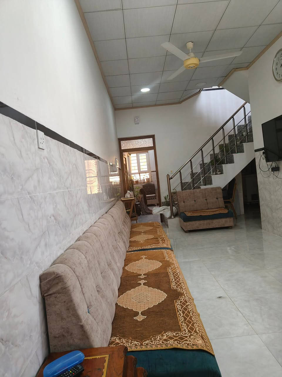 بيت للبيع في حي الميثاق فرع جامع المهيمن مساحه 125واقع حال 150بيه غرفتين نوم وهول واستقبال ومطبخ وبيتونه ومناور اثنين وبيه فضله نهايه البيت حديقه طابق واحد سند طابو معامله التحويل ماشي بيها الاتصال على ***********
