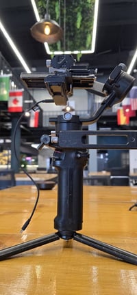 للبيع Dji Ronin RSC 2  نظافنه 90% جميع ماطوراته سليمة يعمل بشكل ممتاز ...