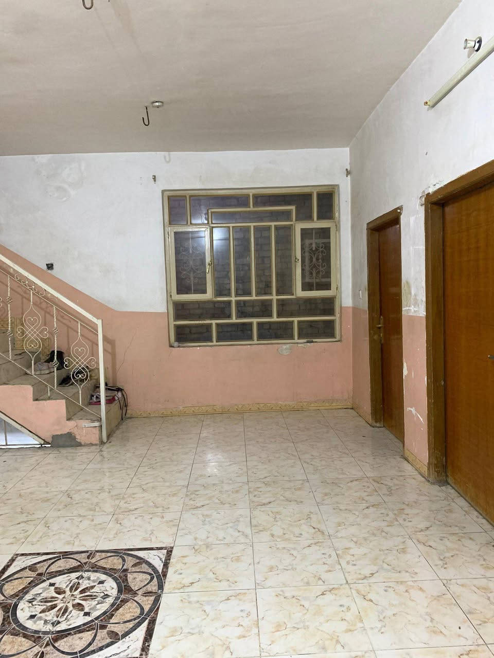 🏡 #دار #للبيع 
​فرصة مميزة لامتلاك داربسعرمناسب 
​📍 الموقع: الحلة /. بستان الحلو 
📐 المساحة:   190 متـــر 
⚖️سنـــــــــد 25 زراعــــــي 
⚡ الخدمات: كاملة 3 طابـــــــــق 
​📌 مواصفات الدار:
​صالة  هول2 ​مطبخ كبير 
العدد​ غرفة نوم.. 3
مجمع صحي العدد 3
​مناور + حديقة 
​💰 السعر: 375 عبر واتساب فقط 
​📞 للتواصل والاستفسار: مكتب علي التميمي العقارات *********** عليه واتساب فقط 
​#دار_للبيع #عقارات_بابل #الحلة  #بيت_للبيع #عقارات_العراق حلة, بابل
