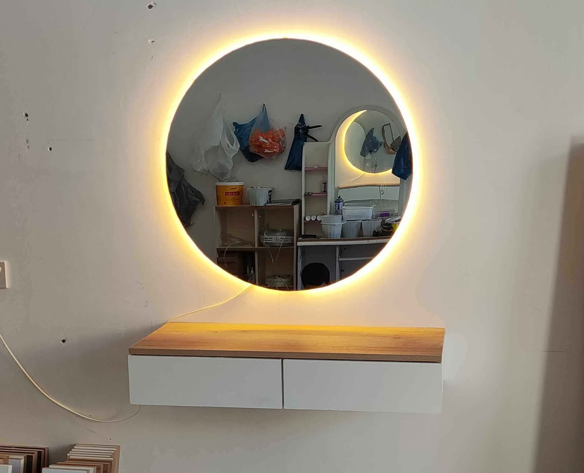 مێزی کونسوڵ بە ئاوێنەو گڵۆپی لیدەوە  
وە بە ئاوێنەی گەورەوە نرخی 65 هەزارە گەیاندن و هەڵواسین تەنها 5 هەزارە بۆ ناو شاری سلێمانی درێژی یەک مەترە 
*********** السليمانية, العراق
