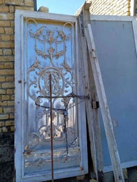 باب للبيع الطول مترتين والعرض متر وسبعين اسعر ١٣٠ ٠٧٨١٥٦١٤٠٨١