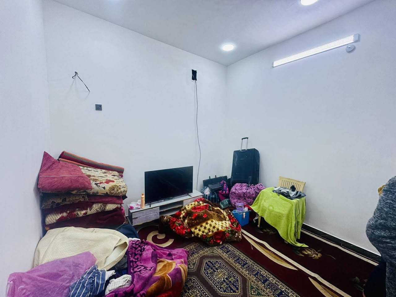 يا اللّٰه يوجد لدينا 100 مترالبيع مربع النجف مجمع بيتي الثاني بصف ركن مال السلطان ٦٠ شارع البيت تجاري 15 شغل درجة الأولى يتكون من صالة الاستقبال غرفة عدد واحد مطبخ صحيات خارجية داخلية سعر  خاص  طابو صرف طابوق جمهوري صب كونكريت الاستفسار *********** يوجد واتساب
