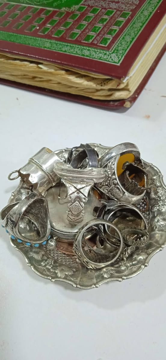 عندي هاي الفضه ما اعرف شكد وزنهه كل الفضه ٩٢٥ وبيه فضه ١٠٠٠ البصره ماعندي توصيل 
مشروط تاخذه من بيتي مو فضه ترجعه وتاخذ فلوس التكسي


**إذا كنت صاحب هذا الإعلان وتريد حذفه لأي سبب، رجاءا أرسل رسالة إلى الدعم الفني**