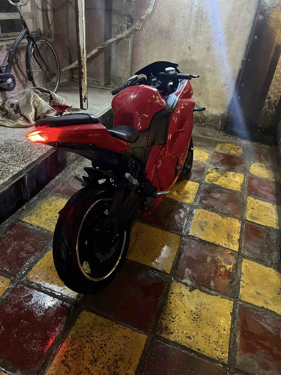 السلام عليكم
للبيع دراجه شحن بطح نينجا دراجه مفوله للاخير اي نقص ما بيها 6 باتري مصطرة 38 امبير ملف 3500 نحاس حقيقي دراجه يجي بها P ونظام R رجوع للخلف لايتات عالي ناصي رماش زنون LED دبل اشارة مثبت سرعه 3 سرع تمشيك مسافات 100 كيلو فما فوق حسب السرعه سرعه الحقيقي 110 بتطبيق ويز دراجه خير من الله 

مكاني بغداد شراي ***********
