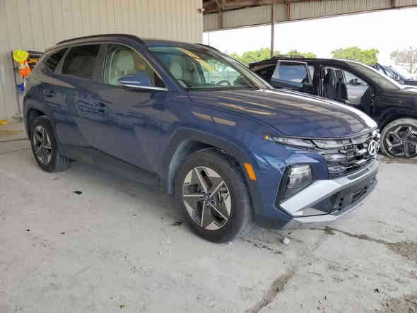 السلام عليكم توسان موديل 2025 فول مواصفات ماشية 1 الف فقط يعني زيرو بعده جديدة موعد الوصول الى عمان 10-12-2025  ترهم الي عنده كتاب شهداء او حرة السعر 145 ورقه تلفون *********** بغداد
