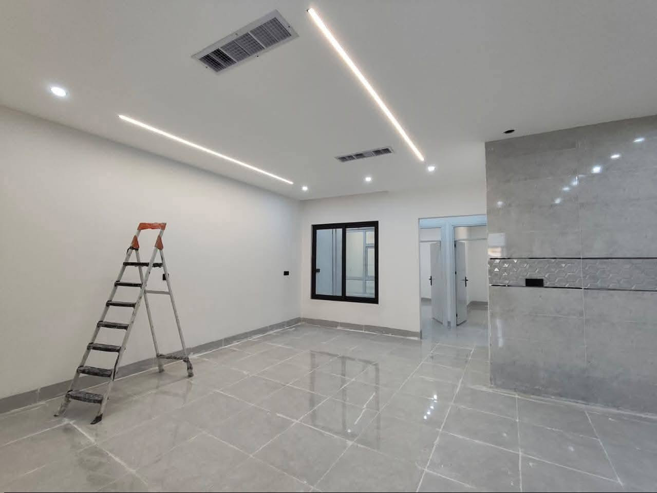 دار للبيع ١٥٠ متر طابقين  طابو عنوان حريه قريب من سايدين سوك حريه البيت جديد يتكون من كراج سياره استقبال و مطبخ و هول نوم عدد اثنين نظام دكت مركزي ومغربي طابق ثاني نفس تصميم هاتف  ***********/***********
