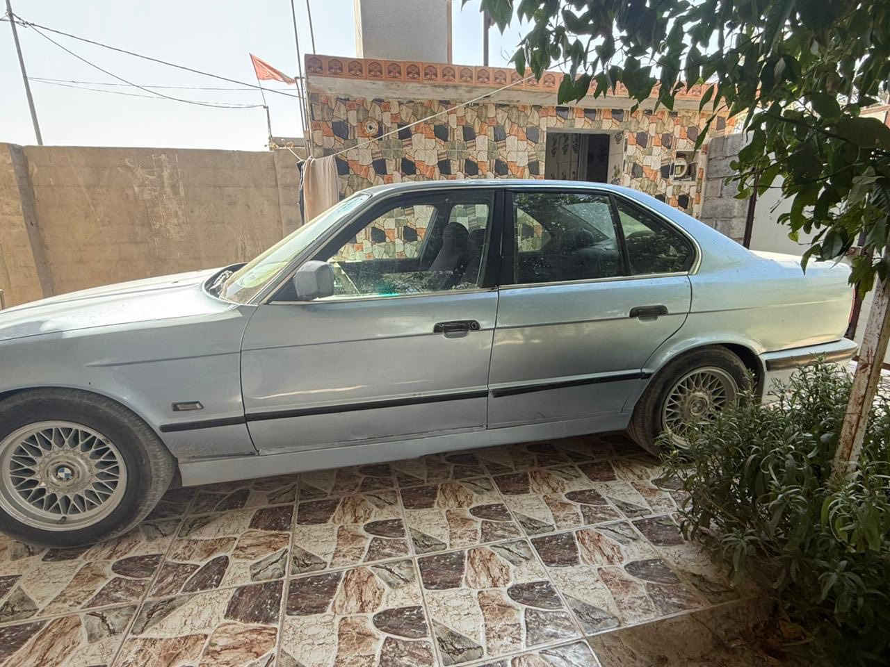 السلام عليكم BMWموديل ١٩٩١رقم سليمانية بأسمي السيارة صار بيها حادث بسيط وتصلحت وبقت شغلات بيها ما كملتها 
المكينة والكير سليمات تخم تاير جديد باتري جديد 
السيارة مكانها ديالى الخالص 
السعر /٤٠ وبيها مجال 
مستعجل على بيعتها 
للأستفسار اكثر ***********
