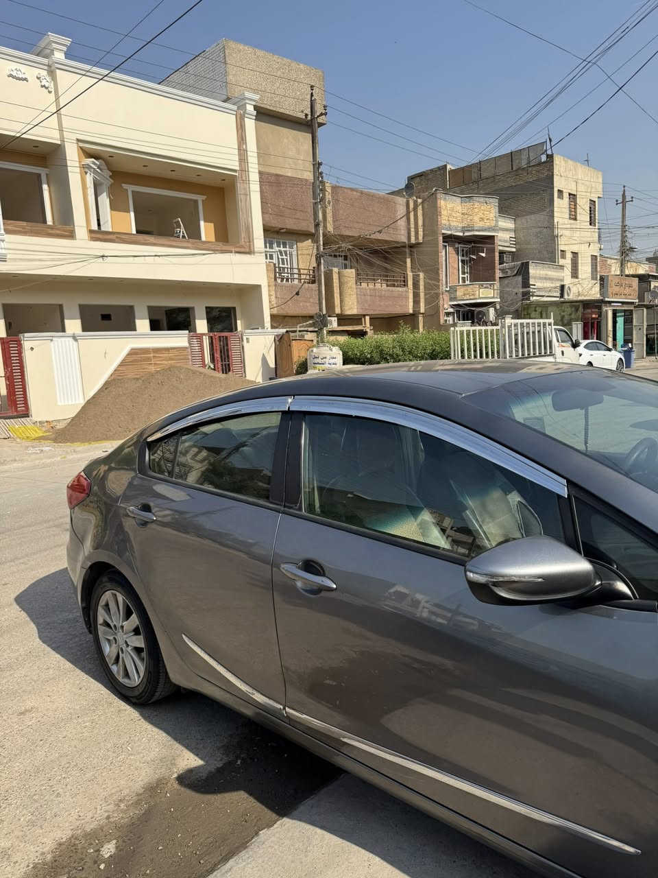 السلام عليكم سيارة كيا فورتي ٢٠١٦، نوع XL مسافتها المقطوعة ٩٥ميل، محركها دوش، رقمها بغداد باسمي، وارد امريكا دعمتها بامريكا خلفي، وبيها حادث بسيط من الامام مثل ما موضح بالصور وبالسونار، كير ومحرك وكهرباء على وضعية الشركة ما مفتوح اي شيء، السيارة ما ناقصها "برغي" كاملة وبالاخير السيارة على ايدي/ 
ملاحظة اخيرة: كلشي واضح عدكم بالصور او بالسونار او بالنص المكتوب، بعد ما تقتنعون بالسيارة تواصلوا معي على الرقم فقط، ***********/ 
بغداد/ الشعب
السعر المطلوب:97 ورقة.

