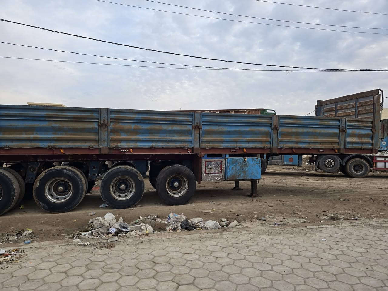 سلام عليكم عربانه للبيع ١٢ او ٦٠ نص اجناب ارتفاع ٩٥ شاصي ١٤ دناكير ١٤ صيني بنزات او بولبرنات جدد مطبخ او ثلاجه او صندوك  تايرات نظافه ٧٠ بل ميه لا فطر ولا كسر (السعر ١١٥ او بيها مجال )مكاني ديالئ بني سعد ***********٢
***********
