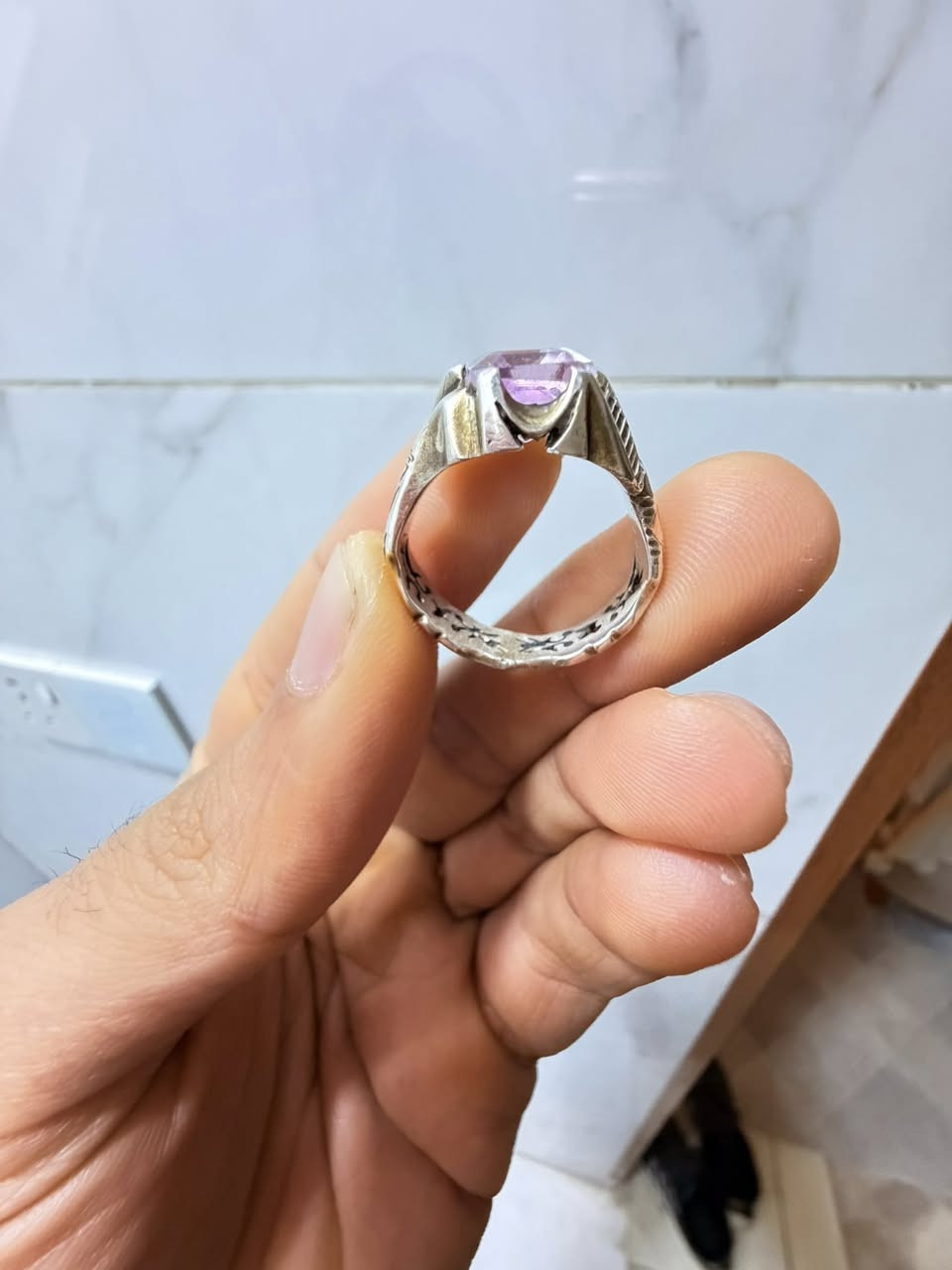 نوادر الارض 
خاتم من حجر الامترين اومترين الطبيعي  خليط بين السترين والجمشت بصياغة تيموري مميزة 
***********
