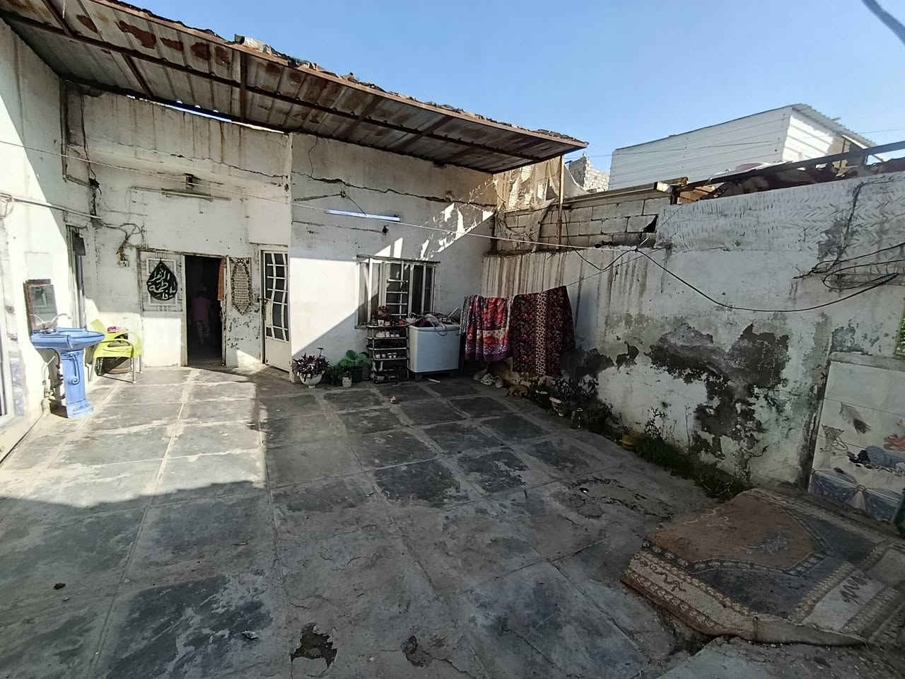 السلام عليكم بيت 🏫 160متر للبيع
يحتوي على ستقبال معزول 
غرفتين 
مطبخ 
حولي 
درج خارجي 
حديقه 
مخزن خارجي او غرفه خزن 
حمام 
صحيات 
ترك خلفي 
السعر 44 او بي مجال بيع مستعجل 
العنوان .. الشعله شارع 60 الدوانم قبل السجه باتجاه قريه عبد الواحد 
قرب جامع الامام جعفر الصادق عليه السلام او قرب شارع ابو طياره 
الاستفسار 
الارقام..*********** واتساب
