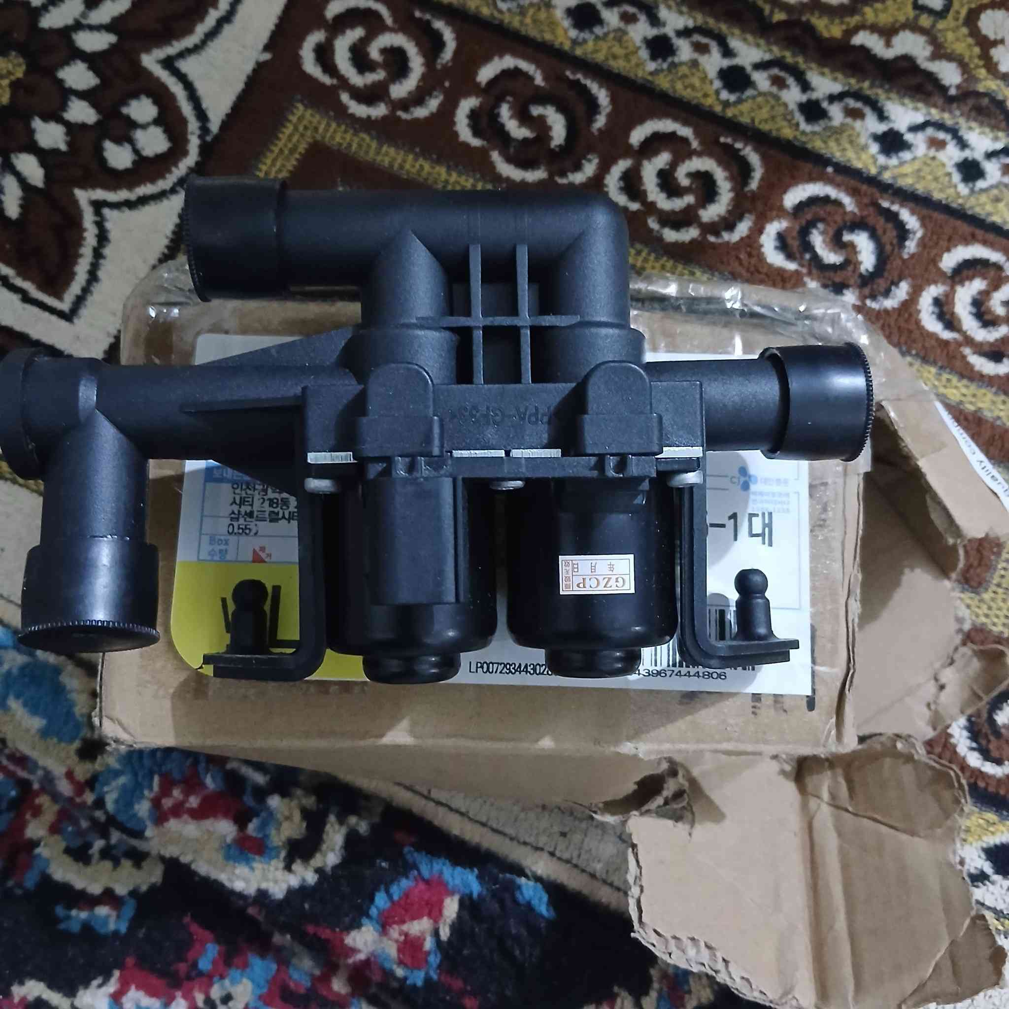 الموضح في الصورة هو صمام تحكم في سخان السيارة (heater control valve)، والذي يستخدم عادةً في سيارات BMW 5 و 7 Series (مثل طرازات F07، F10، F11، F01، F02، إلخ). الاتصال على الرقم *********** او *********** السعر 20 الف
