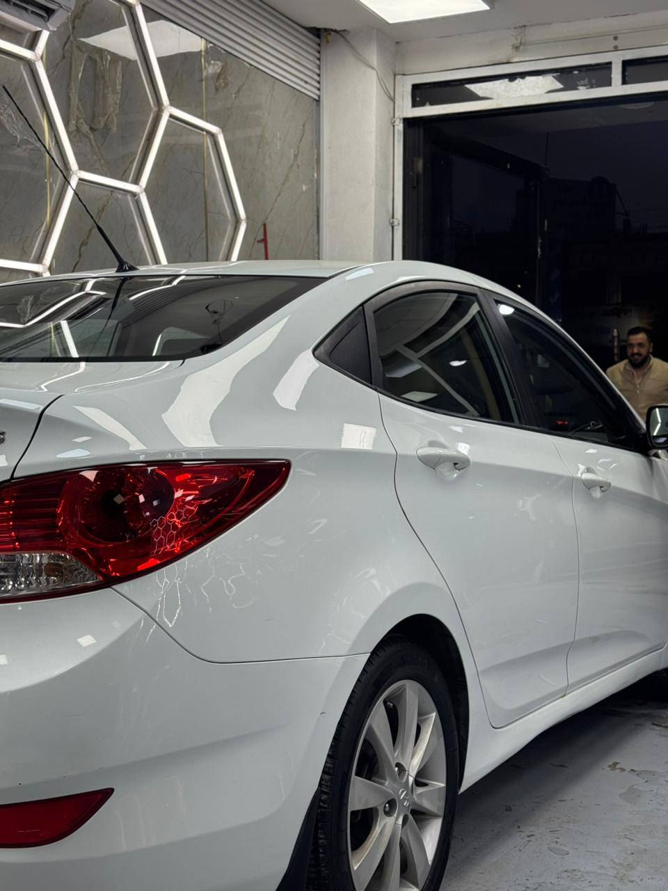 السلام عليكم عندك اكسنت موديل 2014 خليجي بدون صبغ فقط الدعاميه الامامي والباقي بدون اي صبغ سعر 112 ورقه فول السياره بس عدا البصمه محرك 1600 دوش  
عنواني يغداد حي الاجامعه نقق الشرطه 
الانصال على الرقم ***********
