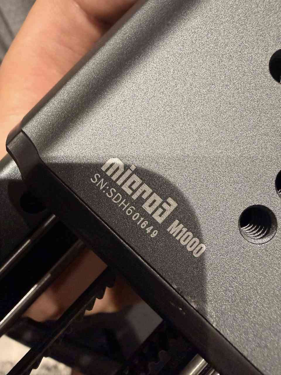 سلايدر من شركة Zeapon الغنية عن التعريف، موديل M1000 (أطول نسخة Micro3).

المحتويات والمواصفات:
✅ سلايدر M1000 – أطول نسخة
✅ محرك أصلي Motorized للتحكم الآلي
✅ رأس Pons PT Head (3 محاور) لحركات سينمائية احترافية
✅ يتحمّل أوزان ثقيلة مع حركة ناعمة جدًا (Smooth)
✅ تحكم كامل وربط عبر الموبايل
✅ الجهاز جديد وغير مستخدم – نظافة 100%
✅ جميع الملحقات الأصلية موجودة (حقيبة + كابلات)
✅ عدد 3 بطاريات

💰 السعر: 2,300,000 دينار عراقي

رقم الهاتف : *********** 
المكان: بغداد – الوزيرية

❗ ملاحظة: لا يوجد توصيل، الفحص والاستلام يدًا بيد فقط
