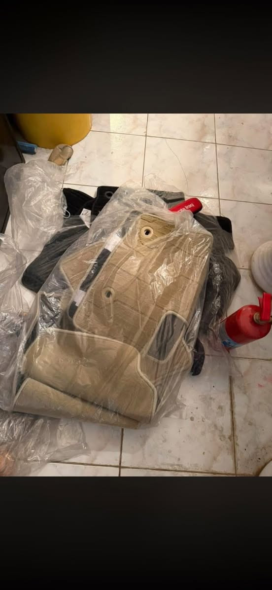 عندي تخم دوشمه مال لاندكروز كامل
وعندي أرضيات لاندكروز اصليه غير مستعملة 
وعندي هوك 
وعندي مطفأيات 
***********
بغداد المنصور
