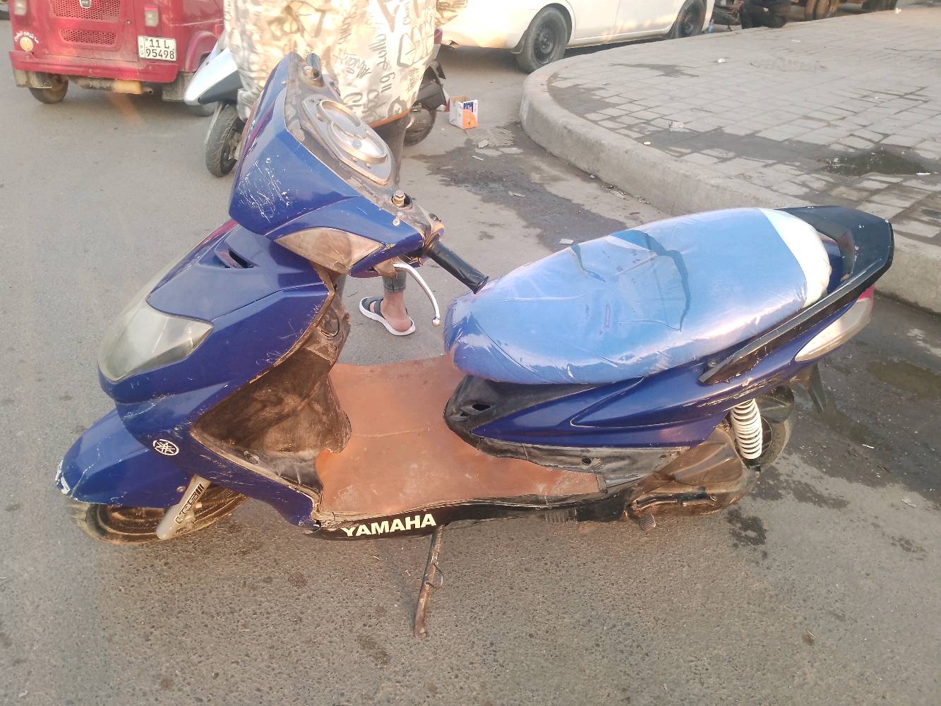 دراجة نارية نوع ياماها، لون أزرق، تستعمل بس موضحة بوضوح بالجوانب الأمامية والخلفية. مناسبة للمشاوير الخفيفة داخل المدينة. للبيع بسعر مناسب نظرًا للحالة.
