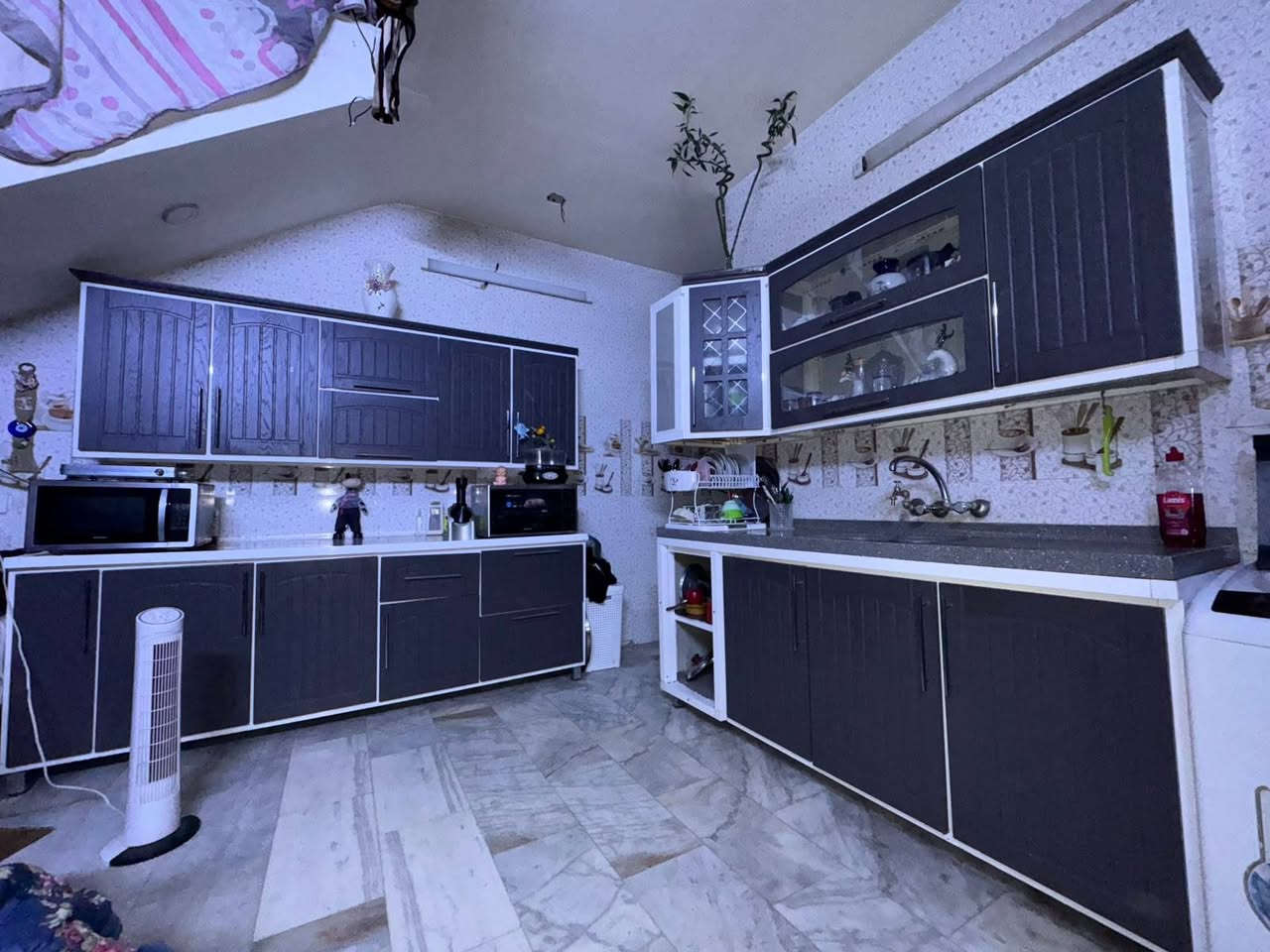 كاونتر جديد ونظيف كلش
4 امتار 
مترين × مترين سنك مرمر
 لون رصاصي 
عنوان الثعالبه 
استفسار  ***********
