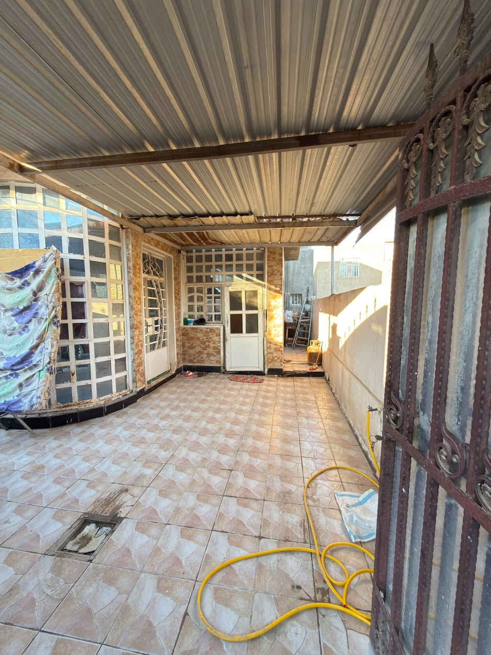 #دار #للبيع في#الديوانية ام الخيل الثالثة قرب مدرسة الأشعاع ومدرسة المتفوقات

ـــــــــــــــــــــــــــــــــــــــ‎ــــــ………
المساحة 200 م
الواجهة 10م

ـــــــــــــــــــــــــــــــــــــــ‎ــــــ………
طابق واحد مسلح
بناء سنة 2011
السعر 180 
ـــــــــــــــــــــــــــــــــــــــ‎ــــــ………
2غرف نوم/صالة/استقبال/مطبخ/گراج/حديقة/2مجمع صحي///

ـــــــــــــــــــــــــــــــــــــــ‎ــــــ………

للأستفســار عن الاسعار والعروض المتوفره افتح الرابط التالي
‏https://wa.me/c/9647809584788
أو مراجعـــــة 
#مكتب #القسيم للعقار 
(عنــوان المكتـــــب)
ام الخيــل شارع السايدين الرئيسـي
مقابل مجمع الفنجان للأراگيل
قرب مجمع الحسناوي
 او الاتصـــــــال
 على الارقام التاليه
 *********** 📞
 *********** 📞
