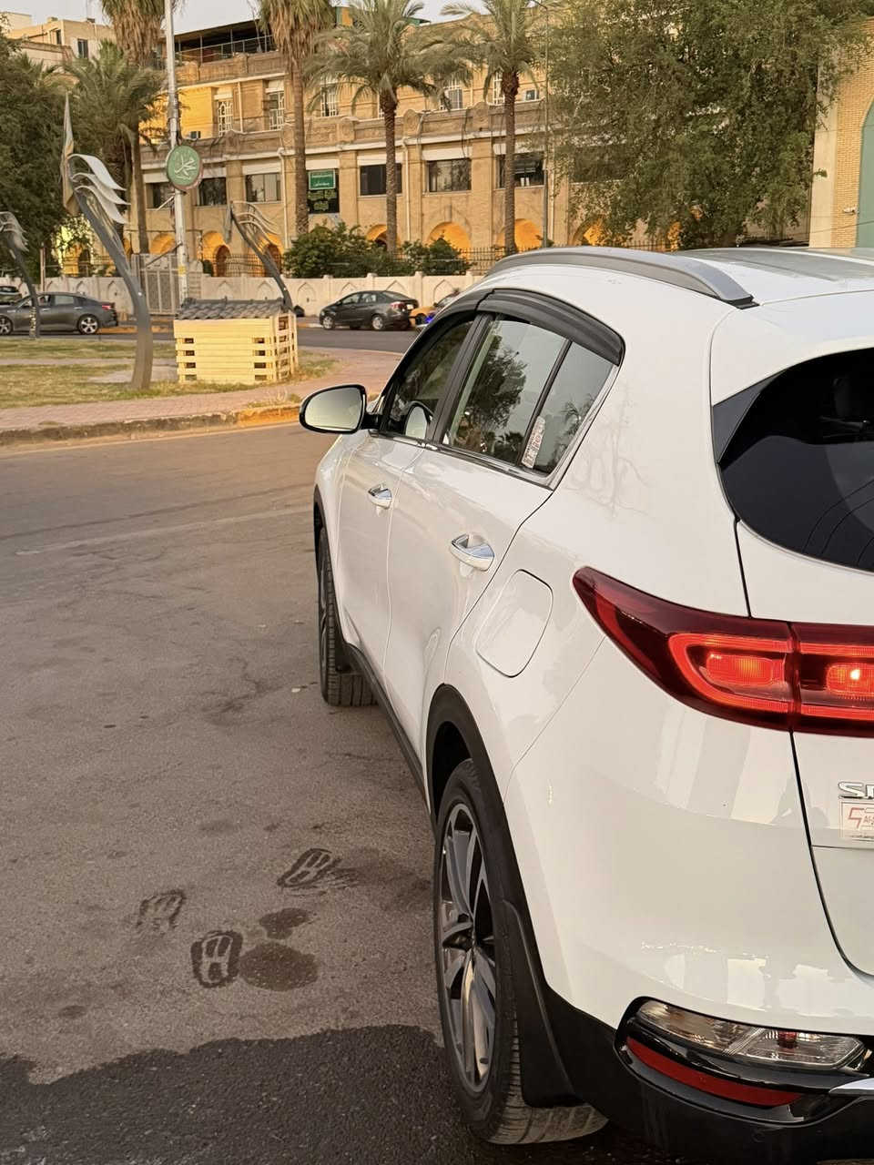 السلام عليكم سبورتج البيع موديل 2019 شكل 2020 ماشيه30000.         مكفوله كفاله عامه من المكينه والكير. والكشر بس شخط باب السايق وصغير كلش كما موضح بل صور 
السعر :196 وبيها مجال شي قليل (والسياره رقمها بغداد ب اسمي)
مكانها :بغداد 
رقمي: ***********
