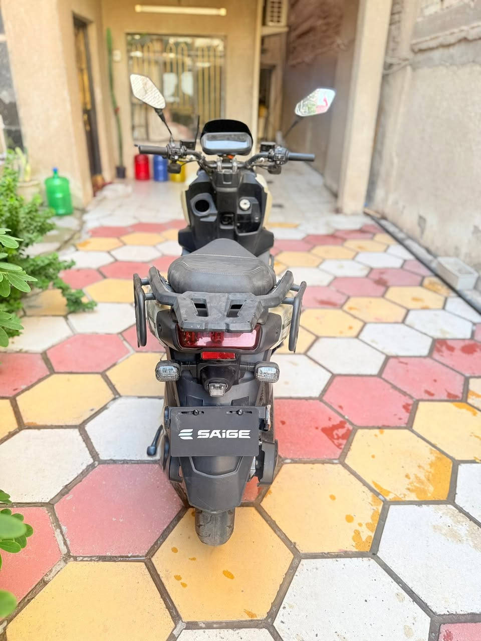 دراجة اباتشي شحن
تتوفر بمحركات (ملفات) طاقة تتراوح بين 2500W إلى

.3000W

• السرعة: تصل سرعتها الفعلية القصوى إلى حوالي 115 - 80

كيلومتر في الساعة بحسب الإصدار.

• البطارية: تعتمد على بطاريات قوية (تصل إلى 6 بطاريات مسطرة

بحجم 38 أمبير أو كرافين) تمكنها من قطع مسافة تتراوح بين 65 إلى 75 كيلومتر بالشحنة الواحدة.

• التصميم والتحكم: مزودة بإطارات جبلية عريضة، نظام أمان

(إنذار وبصمة)، دبلات هيدروليك، وهيكل خارجي مدرع لمقاومة

الصدمات. شاشه ديجيتل تقرالك العطل والسرعه والمسافه المقطوعه تجيك ب سويجين مل سوج يختوي عله مفتاح وبصمه

تايرات جبليه

ادرعه اماميه وخلفيه وجانبيه

نتحمل وزن كلش عالي

بيهاا بس ضربتين مثل مامبين بل صور 
        
العنوان بغداد الحبيبية

سعر مليون وبيها مجال الاتصال ***********
