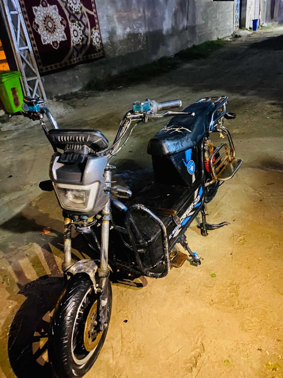 سلام عليكم شباب دراجه للبيع 
نوع جبلي 
الدراجه نضيفه شوفت عينكم 
البطاريات قبل 20 يوم فحصتهن 
يقرن 10 
نقص الدراجه الجاملغ الخلفي ولامامي
السعر 350 وبيها مجال 
رقم ***********وبي واتساب
او خاص ادمن ♥️
