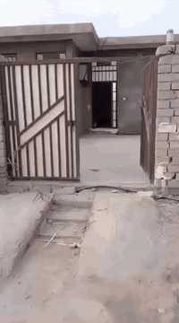 عندي بيوت 2 نفس خريطه  🏠 مساحة 200 بناء 🚧 بس الواجه غرفة وستقبال او هول حمامات 🛁 اليناء بلوك والسقف كونكريت بناء حديث البيت جاهز خدمات كامله السعر  بيت واحد30 بيه مجال قليل العنوان الشفيج ***********
