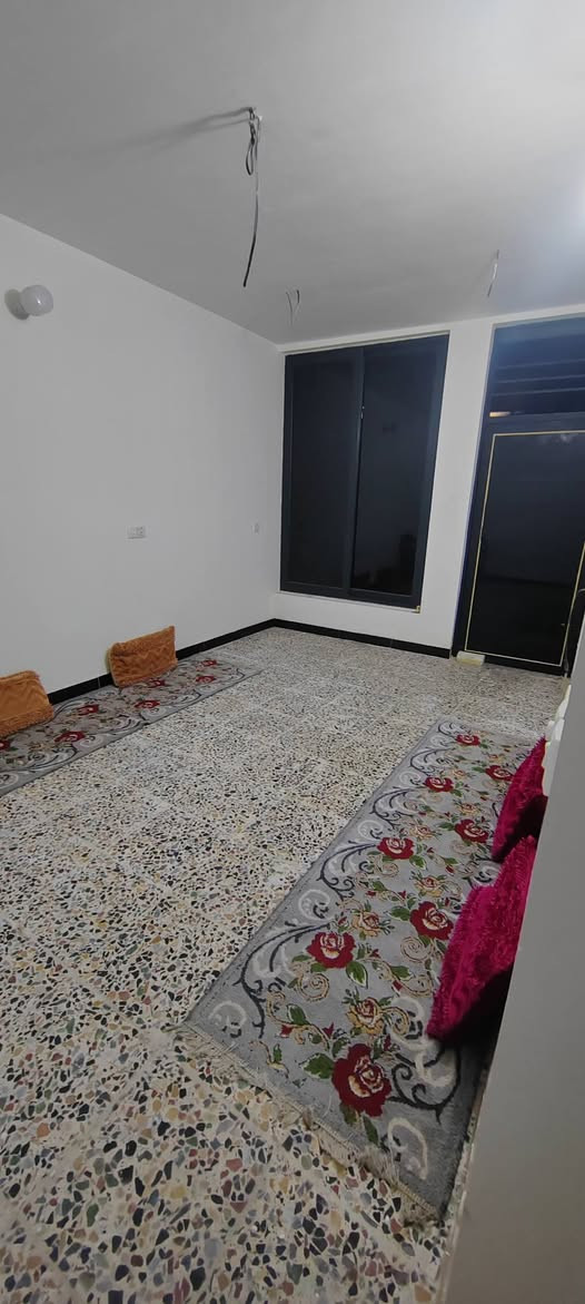 🏡 فرصة  للسكن او للاستثمار دار مجددة بالكامل – حي الإعلام / مربع التعليم خلف جامع علي السجاد

دار للبيع بموقع هادئ جدًا وخدمي، تبليط ومجاري جديدة، قريب من المدارس والخدمات.

📐 المساحة: 100 متر (5×20)
📜 النوع: طابو صرف

يتكوّن البيت من:

🔹 الطابق الأول:
استقبال مريح + مطبخ + غرفة نوم + حمّام + مدخلين

🔹 الطابق الثاني:
غرفتان نوم + مطبخ + حمّام

🔹 الطابق الثالث:
بيتونة + سطحين

✨ البيت مرمّم تجديد كامل وجاهز للسكن
تبقى فقط نواقص بسيطة:
سقف ثانوي للمطبخ + أرضيات الطابق الثاني 

📍 منطقة هادئة جدًا ومناسبة للعائلة

(وسعره مناسب جدآ) 

📞 للاستفسار والمعاينة: ***********
