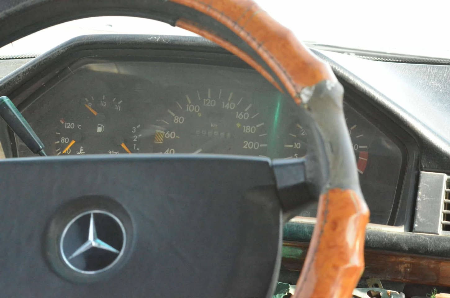 مارسدس دب 91 رصاصي غير محدد. محرك بطه 2500 ديلكو
رقمها انبار مشروع وطني مكانها واسط السعر 36ورقه وبيها مجال حك الجيه 
غرفه جلد كهرباء 
قاعده جهة السايق مصلحه 
كيرها يأخر النمره الثانيه 
واتساب او اتصال ***********
