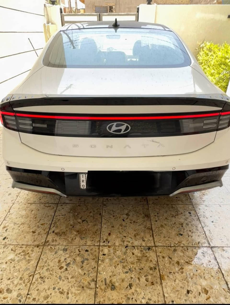 سوناتا 2024  ( خـليـجـي ) بعدها زيرو  بريحه الشركه  كفاله رقم بغداد بسمي عامه ماشيه 9000
الأداء والمحرك (المواصفات القياسية)
• المحرك: 4 أسطوانات (Smartstream) سعة 2.5 لتر.
• القوة الحصانية: حوالي 191 - 194 حصان.
• عزم الدوران: 245 نيوتن متر.
• ناقل الحركة: أوتوماتيكي بـ 8 سرعات.
• نظام الدفع: دفع أمامي (FWD).
• استهلاك الوقود: موفرة جداً، بمعدل تقريبي 16.3 كم/لتر (يختلف قليلاً حسب ظروف القيادة).
2. التصميم الخارجي
• الإضاءة: تتميز بشريط إضاءة LED ممتد في المقدمة يسمى "Seamless Horizon Lamp" يمنحها مظهراً مستقبلياً.
• المصابيح: مصابيح أمامية LED (نوع MFR) وإضاءة خلفية LED متصلة.
• الجنوط: تأتي بقياس 16 أو 17 بوصة من الألمنيوم في الفئة القياسية.
• المرايا: جانبية كهربائية مدمج بها إشارات انعطاف LED.
3. المقصورة والتقنيات الداخلية
• الشاشات: شاشة معلومات وترفيه تعمل باللمس مقاس 12.3 بوصة (أو 8 بوصة في بعض الأسواق لنسخ الفليت)، تدعم Apple CarPlay و Android Auto.
• لوحة العدادات: رقمية بسيطة مقاس 4.2 بوصة LCD تتوسط العدادات التقليدية.
• المقاعد: مكسوة بالقماش عالي الجودة مع تحكم يدوي أو كهربائي بسيط لمقعد السائق.
• التكييف: نظام تكييف هواء يدوي مع فتحات تهوية خلفية.
4. أنظمة السلامة والأمان (Standard)
تتميز سوناتا بأنها توفر حزمة أمان جيدة حتى في أقل فئة:
• وسائد هوائية أمامية مزدوجة (للسائق والراكب).
• نظام تثبيت السرعة (Cruise Control).
• حساسات ركن خلفية للمساعدة في الاصطفاف.
• نظام منع انغلاق المكابح (ABS) وتوزيع قوة الفرامل إلكترونياً (EBD).
• نظام مراقبة ضغط الإطارات (TPMS).
ماشيه9000km 
مكان السياره بغداد 
الاستفسار

‭0771 467 3844‬
