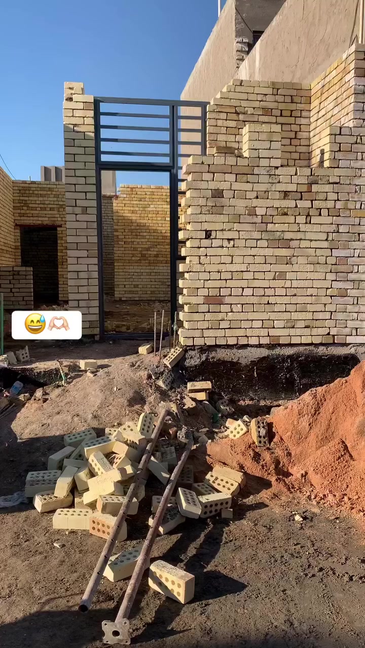 سلام عليكم خلفه بناء 🔨 متفرغ حالين شغّل درجه أولى شرط ستلام 👷 مهندس  تنضيف ورش بعد العمل 
***********
