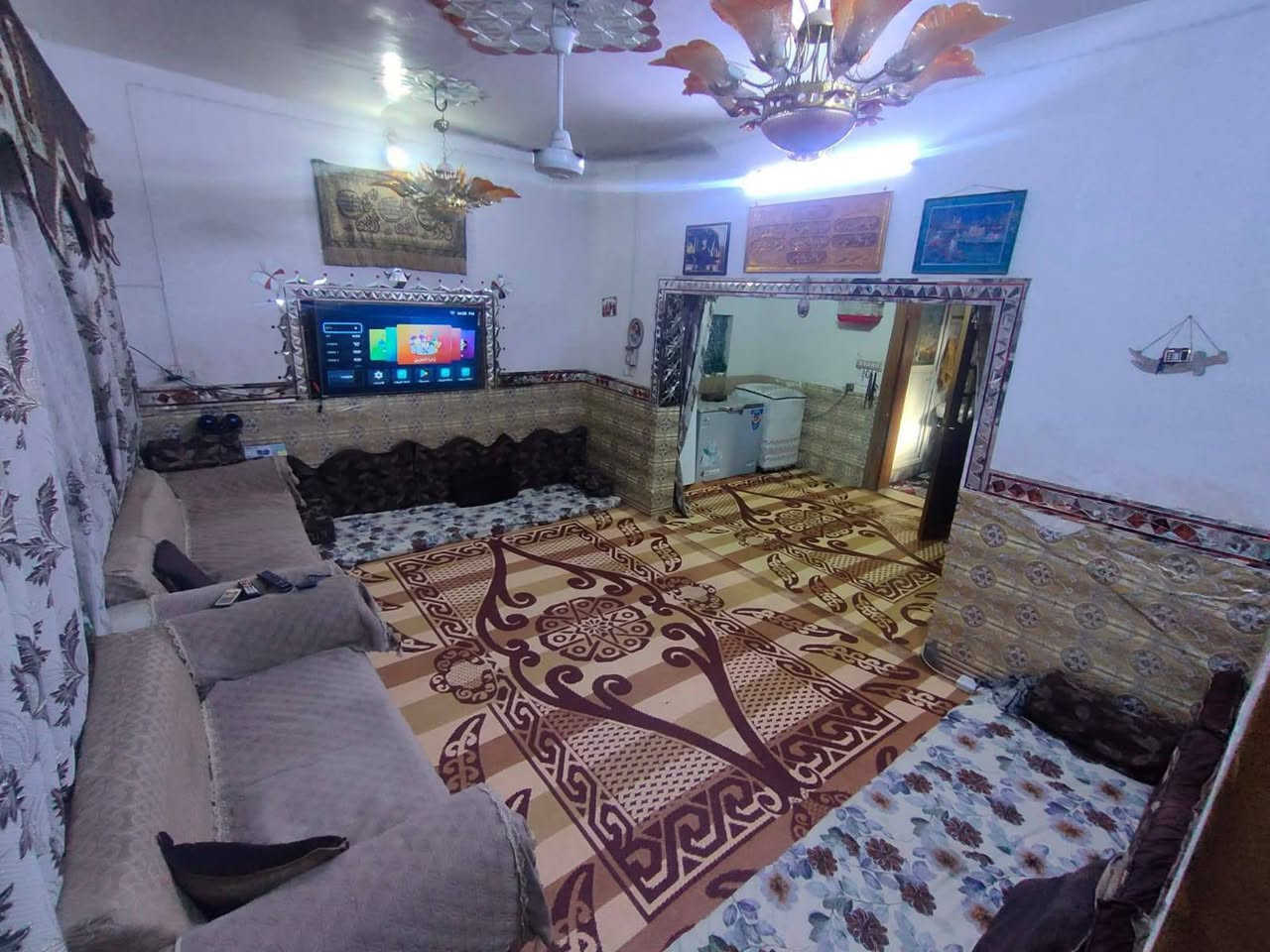 بيت للبيع 100 متر مربع طابقين يحتوي على ثلاث غرف وصاله ومطبخ واستقبال وصحيات عدد 2 في كربلاء الچاير فرع صمون البتول قرب السوق يبعد عن الامام واحد كيلو متر السعر 150 وبي مجال للاستفسار ***********
