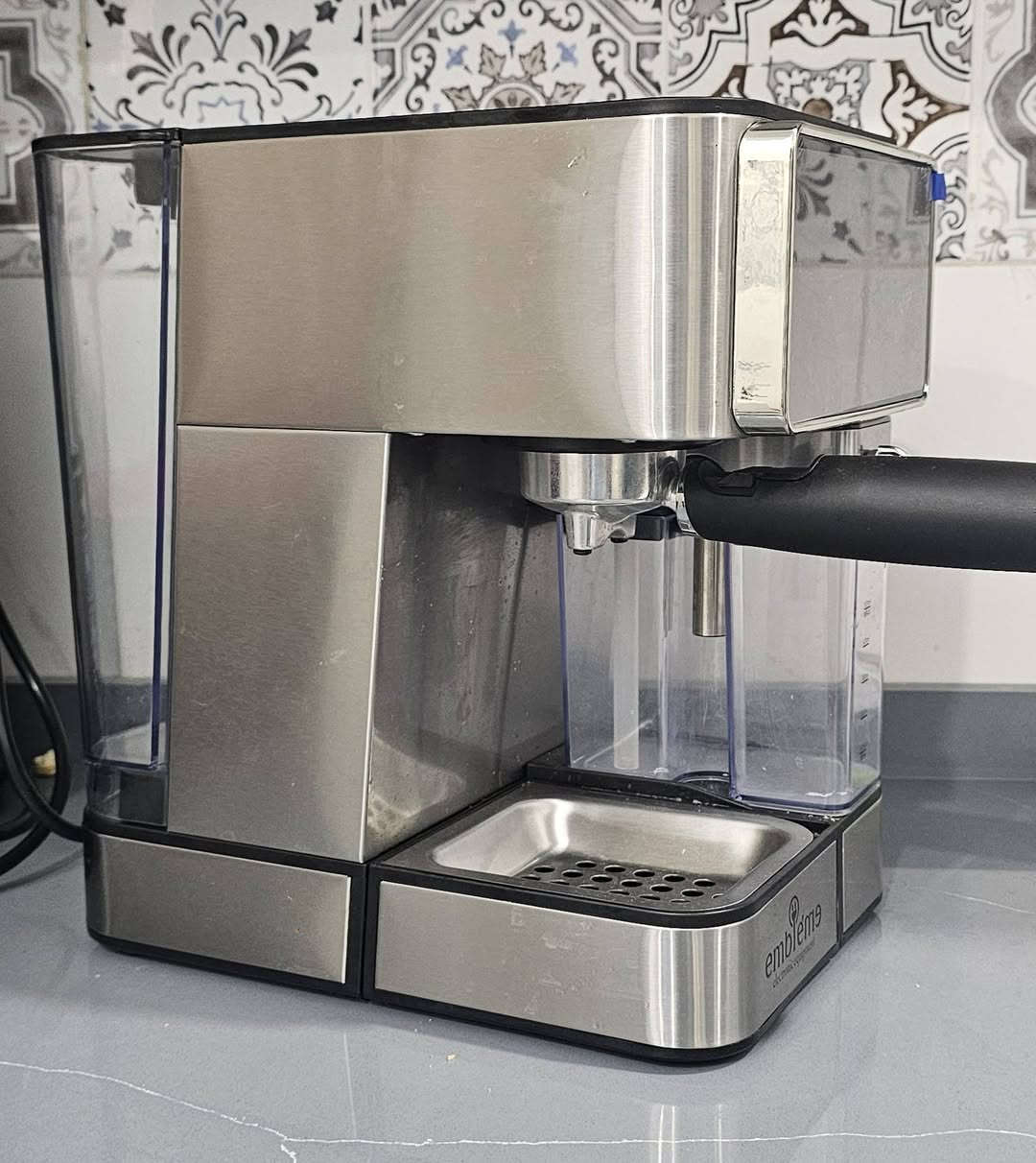 جهاز صنع قهوة او محضرة قهوة 
جديدة جدا استعمال قليل 
ماركة امبلوم 
 غراضها كاملة وجديدة
تصنع عدة انواع 
مكاني بغداد الشعب شارع عدن 
السعر ١٥٠ الف 
***********
