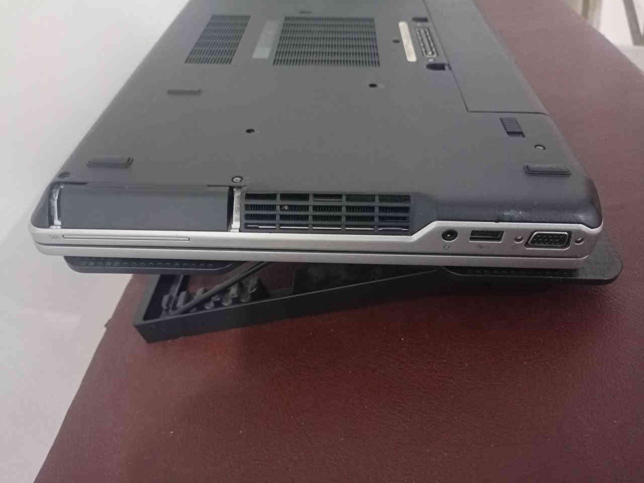 لابتوب جيل الثالث Dell Latitude E6530 i7

لابتوب عملي وقوي من فئة الأعمال – مناسب للدراسة، البرمجة، والاستخدام اليومي الثقيل

 المواصفات:
 المعالج: Intel Core i7-3540M (الجيل الثالث – نواتان / 4 خيوط)
 الذاكرة: 8GB RAM DDR3
 التخزين: 120GB SSD (سريع في الإقلاع وتشغيل البرامج)
 كرت شاشة مدمج: Intel HD Graphics 4000
 كرت شاشة منفصل: NVIDIA NVS 5200M
 الشاشة: 15.6 بوصة HD (تم تبديلها وتعمل بشكل طبيعي)
 الواي فاي: Intel أصلي
 الهيكل: ألمنيوم متين 

 الطاقة:
 شاحن أصلي Dell بقدرة 90W
 بطارية أصلية تعمل بشكل جيد

 هدية:
 ستاند لابتوب (قاعدة رفع/تبريد)

ملاحظات مهمة:
اللابتوب مستخدم ونظيف
يحتوي على كرتين شاشة (موفر للطاقة + أداء أفضل عند الحاجة)
مناسب للطلاب، البرمجة، أنظمة لينكس، والعمل التقني
السعر مناسب مقارنة بالمواصفات والمتوفر في السوق

 السعر: 160 ألف وبيه مجال للشراي
 الموقع: بصرة/شط العرب/كردلان
 للتواصل: ***********
يوجد توصيل لجميع محافظات ب10 
اذا بالبصرة 5
