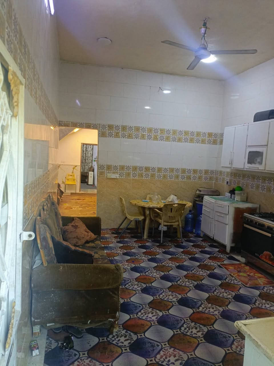 بيت طابقين مساحته 200متر  بناء بلوك  درجه اولى  مجاري والفرع مقرنص قرب سيطره الحميديه يبعد عن الشارع 50متر  كهرباء وشغل درجه اولى  كامل مابي اي نقص بس الواجهيا لبخ يرادلها فقط
ديوانيه الطول8 والعرض 4
مطبخ الطول 6والعرض4
صاله العرض 8 والطول 6
غرفه نوم الطول5 والعرض 5
 ترك خلفي الطول متر والعرض 8
الحوش طول 3 والعرض 8

طابق الثاني 
غرفه الطول 8والعرض 5
صاله الطول 6والعرض 3
حمام وتواليت الطول 3 والعرض 2 

قفله  75 

***********  بس واتساب
