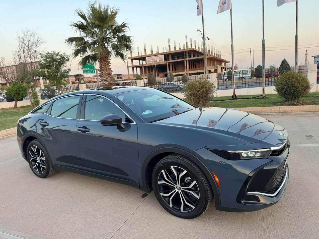 للبيع | تويوتا كراون Limited AWD
موديل 2025 | وارد أمريكي

سيارة نظيفة جداً ومستخدمة استخداماً شخصياً، جاهزة للاستخدام ولا تحتاج أي مصروف.

✅ الممشى: 32 ألف
✅ محرك هايبرد (HEV) اقتصادي مع عزم ممتاز
✅ نظام دفع رباعي (AWD)
✅ لون مميز وجذاب
✅ مغلفة بالكامل بعازل حراري أمريكي أصلي قبل أسبوع مع ضمان لمدة 3 سنوات
✅ جميع الوسائد الهوائية (Airbags) سليمة
✅ الصيانة الدورية منتظمة في شركة تويوتا

⭐ أهم المواصفات:
• سقف بانوراما كامل
• نظام صوت JBL
• رادار أمامي ومثبت سرعة ذكي (Adaptive Cruise Control)
• شاشة عدادات رقمية كاملة
• نظام المحافظة على المسار
• داخلية جلد
• كراسي كهربائية مع حفظ وضعيات السائق
• تدفئة وتبريد للمقاعد الأمامية
• تدفئة للمقود
• ويل قياس 19 إنش
• ثلاثة أوضاع قيادة

🔹 الحالة:

* لا يوجد أي صبغ في الهيكل.
* الضرر السابق كان في البلاستك الأمامي (الدعامية) فقط، مع أثر بسيط جداً بحافة البنيد بمقدار إصبع.
* صور السونار ملحقه مع الصور
السعر 29,400$  وبيها مجال بسيط

📍 الموقع: بغداد

للجادين يرجى التواصل على ***********
